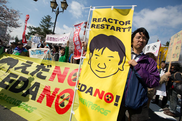 Manifestantes criticam ministro japonês que quer religar reatores de usina nuclear (Foto: AFP)