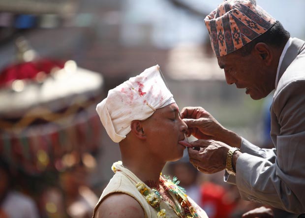 Jujubhai Bans Shrestha faz piercing na língua neste sábado (14) fem Festival de Penetração na Língua na cidade nepalesa de Bode, próximo a Katmandu (Foto: Navesh Chitrakar/Reuters)