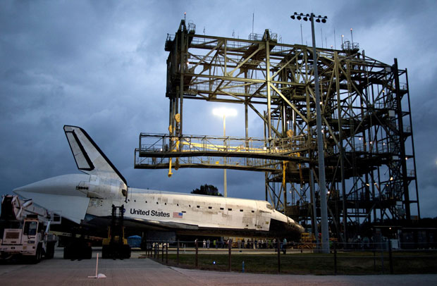 Ônibus espacial Discovery se perpara para viagem de avião ao museu Smithsonian (Foto: Michael R Brown/Reuters)