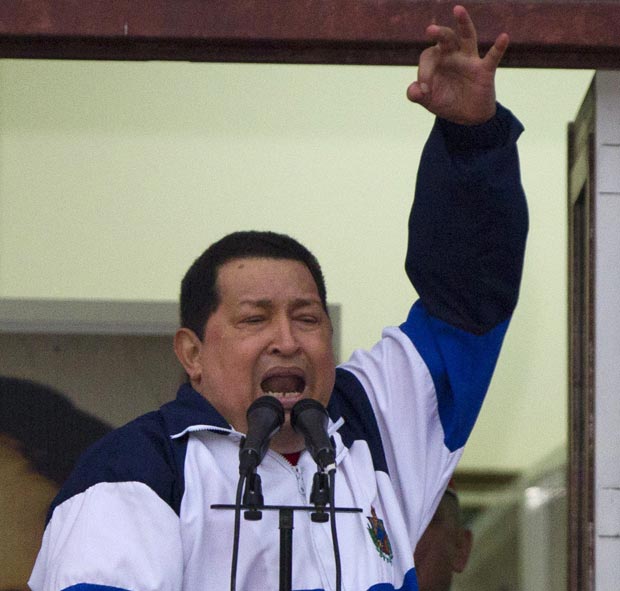 O presidente da Venezuela, Hugo Chávez, discursa nesta sexta-feira (13) no Palácio de Miraflores, em Caracas (Foto: AP)