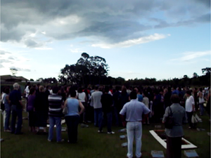 Familiares e amigos participam do enterro do empresário Cássio Ferrari em Franca, SP (Foto: Reprodução/EPTV)