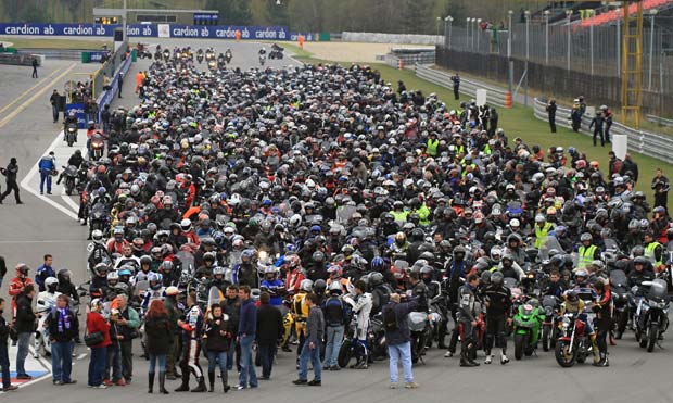 Tchecos colocam 1.349 motoqueiros correndo ao mesmo tempo em pista (Foto: Radek Mica/Reuters)