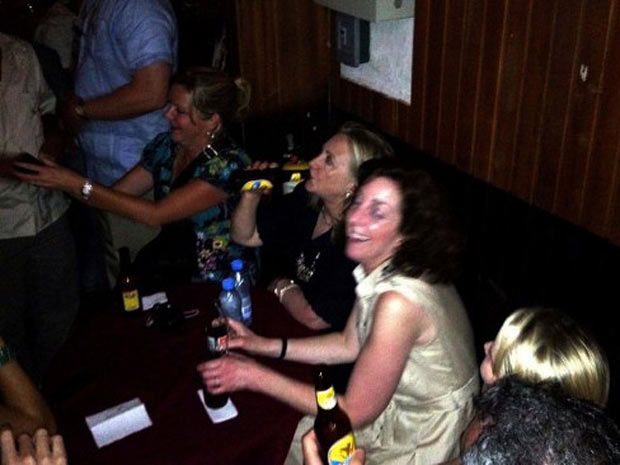 A secretária de Estado dos EUA, Hillary Clinton, toma cerveja em bar de música cubana em Cartagena, na Colômbia (Foto: STR/AFP)