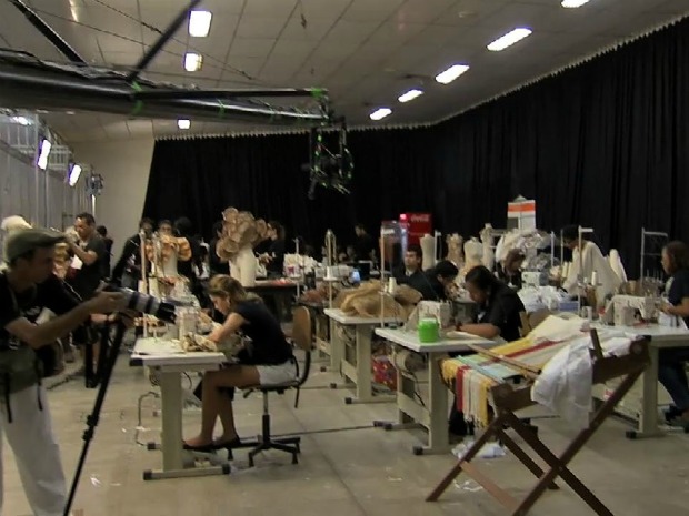 Trabalho de 20 estilistas foi filmado por 10 câmeras e exibido pela internet (Foto: TV Verdes Mares/Reprodução)