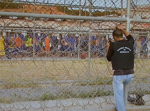 Mais de 400 presos estão rebelados em presídio na Zona Sul de Aracaju (Foto: Reprodução/TV Sergipe)