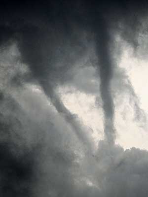 Tornados ao longo Moundridge, Kansas. (Foto: Gene Blevins / Reuters)