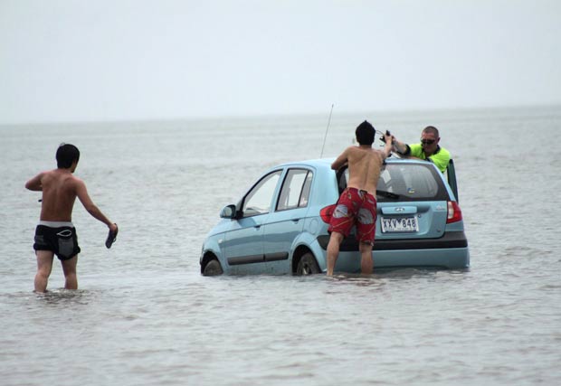Em março deste ano, três turistas japoneses foram enganados pela maré baixa e o GPS e acabaram atolando um carro alugado na baía de Moreton, próximo a Brisbane, na Austrália, na tentativa de chegar à ilha North Stradbroke. Eles tiveram que abandonar o carro depois que ele ficou preso na lama. A maré depois subiu e deixou o carro parcialmente debaixo d'água. (Foto: Chris McCormack/Redland Times/Reuters)
