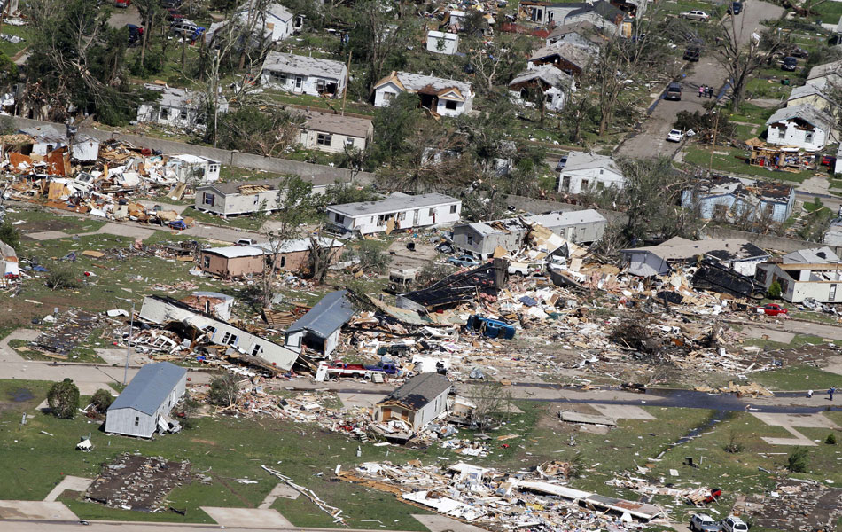 ... Vista aérea da destruição causada em um bairro residencial de Wichita, no Kansas, após a passagem de um tornado.