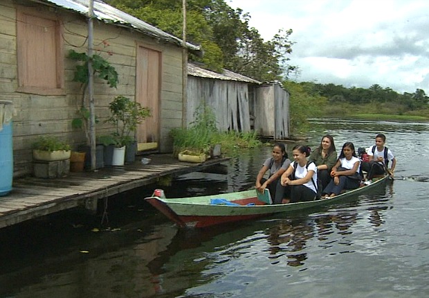 Alunos viajam de barco para ir à escola (Foto: Reprodução TV Amazonas)