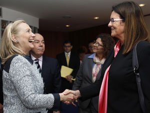 A secretária de Estado dos EUA, Hillary Clinton (esq.), encontra a presidente da Petrobras, Graça Foster (Foto: Reuters)
