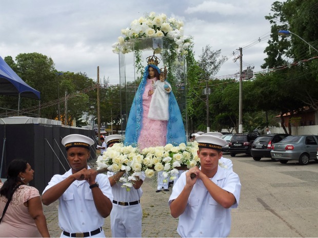 Imagem de Nossa Senhora da Penha chegando à Prainha em Vila Velha (Foto: Leandro Nossa / G1 ES)