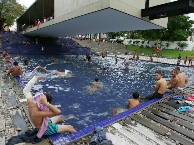 MST toma banho na piscina do Palácio do Abolição (Foto: José Leomar/Agência Diário)