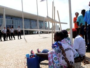 Quilombolas protestam em frente ao Palácio do Planalto (Foto: Wilson Dias/Agência Brasil)