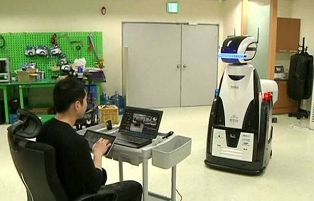 Robô guarda de prisãoestá em fase de testes na Coreia do Sul (Foto: Reuters)