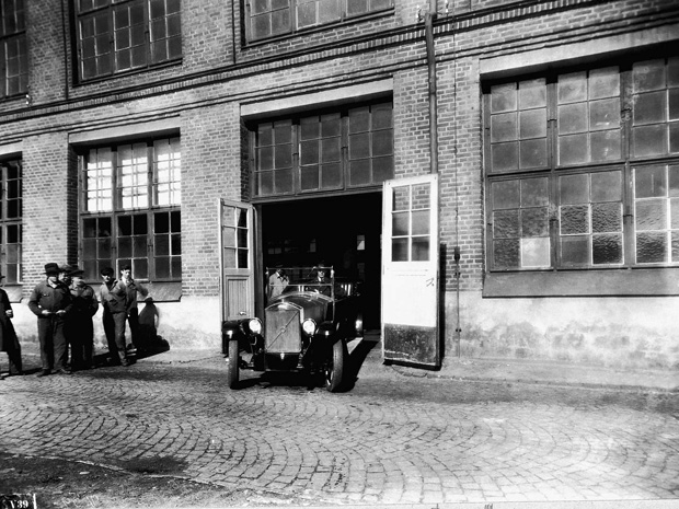 Gerente de vendas Hilmer Johansson levou o primeiro modelo, ÖV4, através dos portões da fábrica em 1927 (Foto: Divulgação)