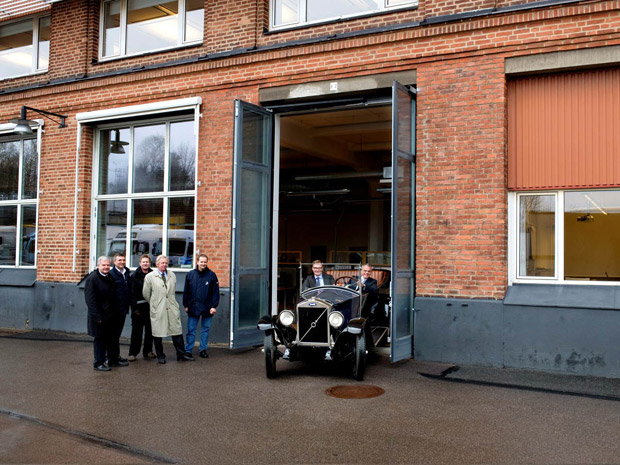 85 anos depois, o ÖV4 passou por exatamente os mesmos portões para comemorar o aniversário da Volvo (Foto: Divulgação)