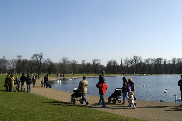 Pessoas caminham em um parque britânico (Foto: BBC)