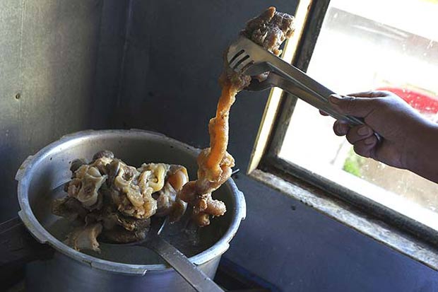estaurante Urkupina, que fica nos arredores de La Paz (Bolívia), oferece um prato que é feito com pênis e testículos de touro. O prato chamado 'caldo de cardan' é procurado por pessoas que sofrem de anemia e impotência sexual.  (Foto: David Mercado/Reuters)