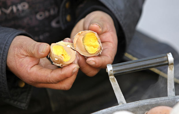 Na cidade de Dongyang, no leste da China, um petisco bastante popular é o ovo cozido em urina de crianças. Segundo a tradição local, a iguaria vendida na rua faria bem para a saúde. (Foto: Aly Song/Reuters)