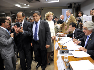 Parlamentares e representantes da indústria comemoram aprovação do ICMS unificado nesta terça na Comissão de Assuntos Econômicos (Foto: Geraldo Magela/Agência Senado)