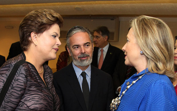 A presidente Dilma Rousseff e a secretária de Estado dos Estados Unidos, Hilarry Clinton, observadas pelo ministro da Relações Exteriores, Antonio Patriota (Foto: Roberto Stuckert Filho / Presidência)