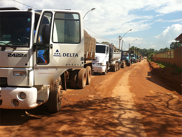 Motoristas de caminhões de lixo não conseguiram entrar no aterro sanitário da Estrutural, no Distrito Federal, na manhã desta terça-feira (17) (Foto: Rafaela Céo/G1)