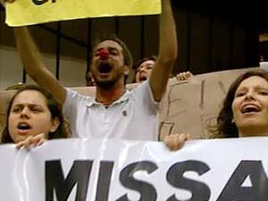 Manifestantes protestam pela 6ª vez contra aumento salarial dos vereadores de Ribeirão Preto. (Foto: Reprodução/EPTV)