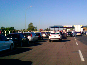 Pedágio de Eldorado do Sul foi bloqueado, o que causou congestionamentos (Foto: João Laud/RBS TV)