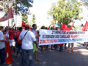 Assentados bloquearam avenida de Cuiabá (Foto: Reprodução /TVCA)