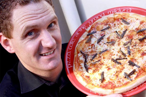 Dono de uma pizzaria em Mildura, no estado de Victoria, na Austrália, Joe Carrazza criou uma pizza coberta com gafanhotos. (Foto: Reprodução)