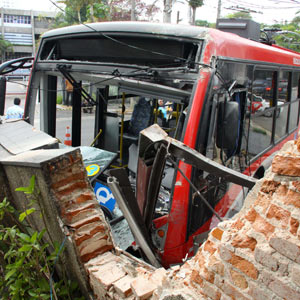 Ônibus elétrico atinge 4 casas e deixa 2 feridos na Zona Leste de SP (Paulo Fischer/Futura Press)
