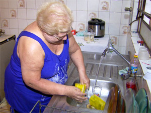 A dona de casa Antônia Antunes, que há três anos espera por cirurgia no braço (Foto: Reprodução EPTV)