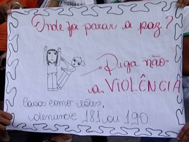Alunos produziram cartazes pedindo paz, em Cariacica, na Grande Vitória. (Foto: Reprodução/TV Gazeta)