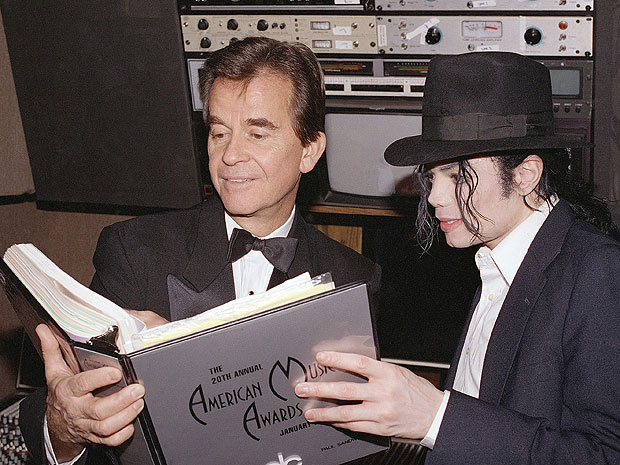 O apresentador de tevê americano Dick Clark, cuja morte foi anunciada em 18 de abril de 2012, em foto de 1993, na qual aparece ao lado de Michael Jackson (Foto: AP)