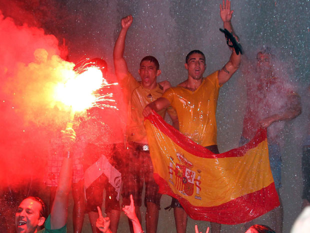 Comemoração de torcedores espanhóis após o título mundial de 2010 (Foto: AFP Photo/Valery Hache/arquivo)