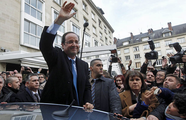 Francois Hollande acena para partidários em viagem de campanha a Amiens, nesta quarta (18) (Foto: Jacky Naegelen/Reuters)