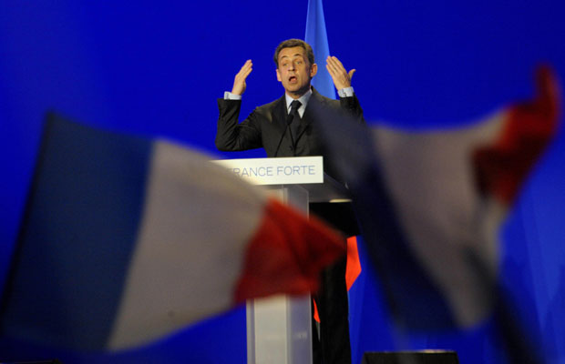 Presidente e candidato na França, Nicolas Sarkozy, fala em comício em Arras, norte do país, nesta quarta (18) (Foto: Philippe Wojazer/Reuters)