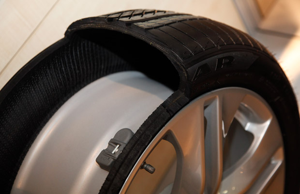 Mantendo-se a 80 km/h, é possível dirigir por 80 km com pneus murchos (Foto: Divulgação/Malagrine Estúdio)