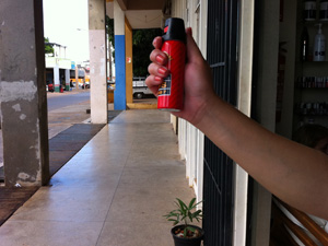 Dona de loja mostra o spray de pimenta que usa contra ataques dos consumidores de crack (Foto: Káthia Mello/G1)