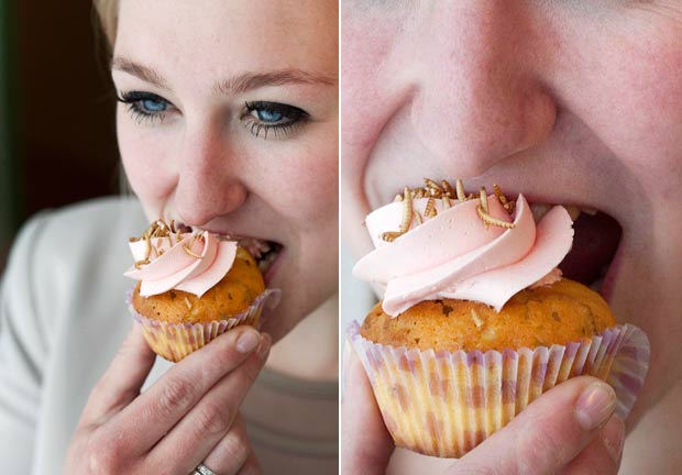 Margot van Rooyen, estudante da Universidade de Wageningen, prova cupcake feito com insetos. (Foto: Michael Kooren/Reuters)