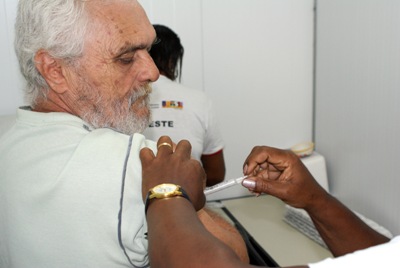 Resultado de imagem para fotos de idosos sendo vacinados em salvador