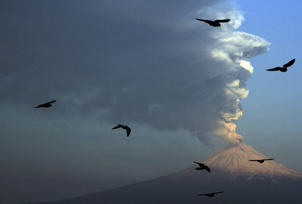 Cinzas e vapor do vulcão Popocatépetl vistas desde a cidade mexicana de San Andres Cholula nesta quarta-feira (18) (Foto: AP)
