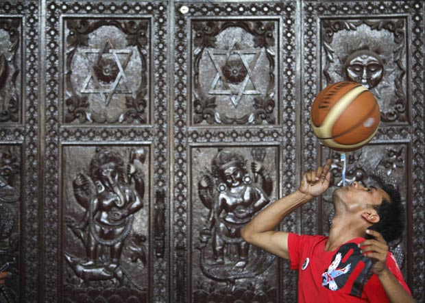 Thaneshwar Guragai bateu recorde ao ao girar bola de basquete sobre escova de dentes por 22,41 segundos. (Foto: Navesh Chitrakar/Reuters)
