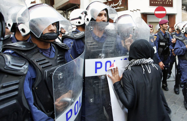 Manifestantes pressionam policiais em manifestação pela libertação do ativista Abdulhadi al-Khawaja, em Manama, nesta quarta (18) (Foto: Hamad I Mohammed/Reuters)