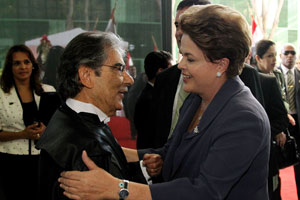 Ayres Britto é cumprimentado pela presidente Dilma Rousseff antes de tomar posse  (Foto: Roberto Stuckert Filho / Presidência)