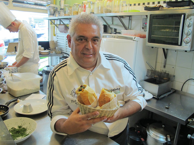 Carlos Ribeiro exibe pães com recheio de filé mignon picadinho (Foto: Letícia Macedo / G1)