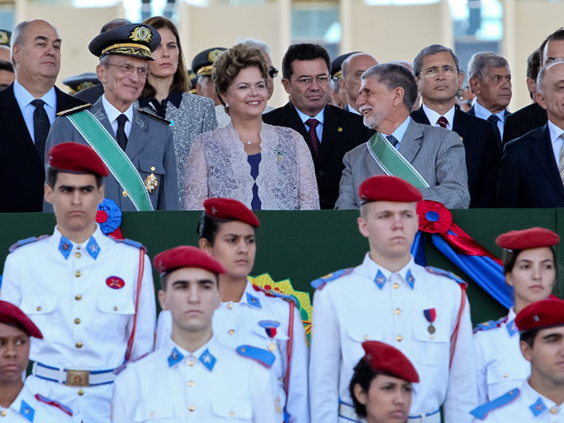 A presidente Dilma Rousseff entre o comandante do Exército, general Enzo Martins Peri, e o ministro da Defesa, Celso Amorim, na comemoração do Dia do Exército (Foto: Roberto Stuckert Filho / Presidência)