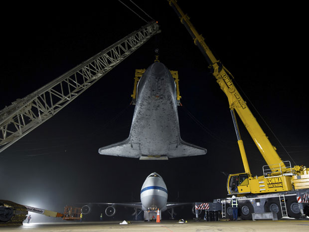 Discovery é suspenso por guindaste e retirado do avião Boeing 747 (Foto: Reuters/Bill Ingalls/Nasa/Divulgação)