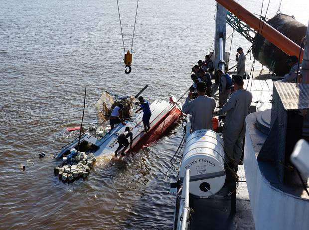 Três adultos um adolescente foram resgatados (Foto: Comando do 4º Distrito Naval/Divulgação)