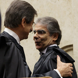 Ex-presidente do Supremo Cezar Peluso cumprimenta o novo presidente Carlos Ayres Britto (Foto: Carlos Humberto / SCO / STF)